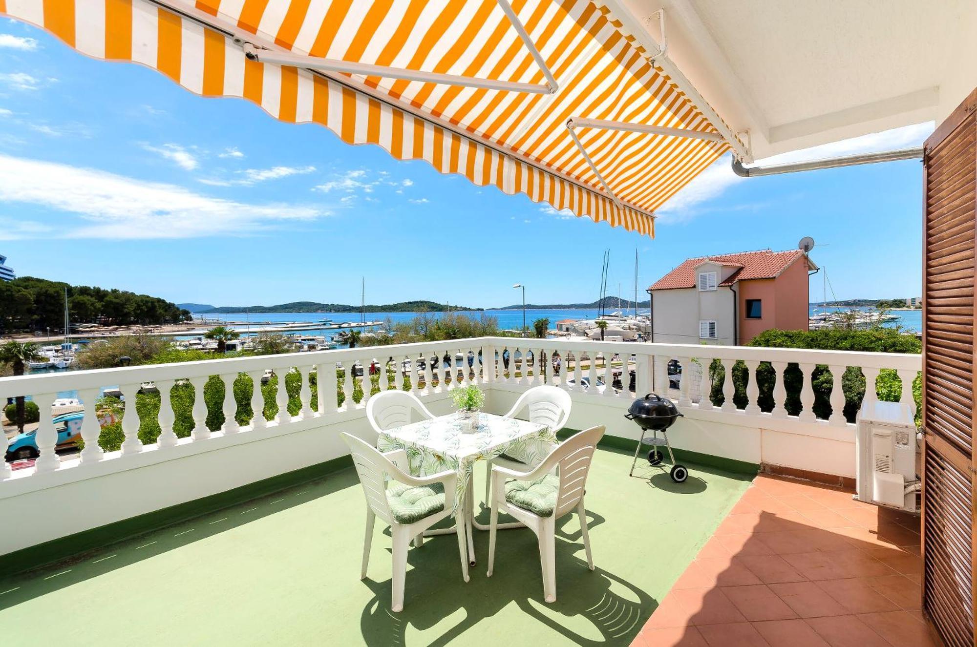 Apartment And Rooms Artina Vodice Esterno foto