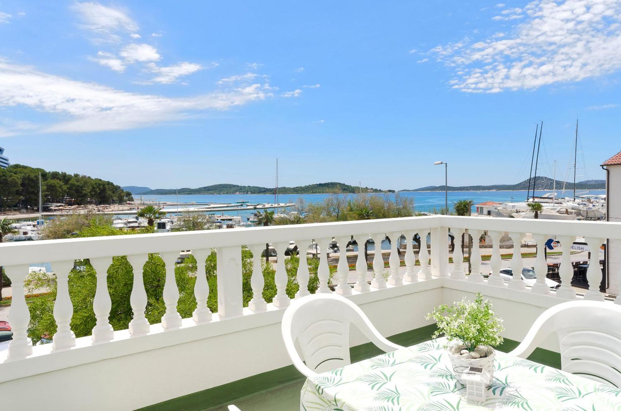 Apartment And Rooms Artina Vodice Esterno foto