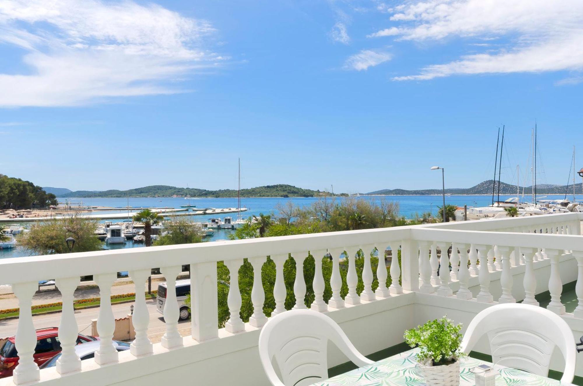 Apartment And Rooms Artina Vodice Esterno foto