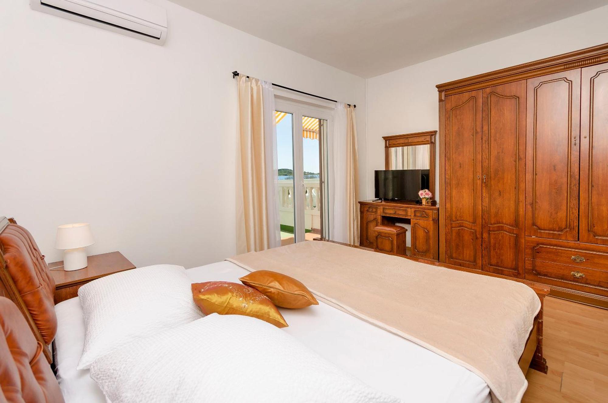 Apartment And Rooms Artina Vodice Esterno foto