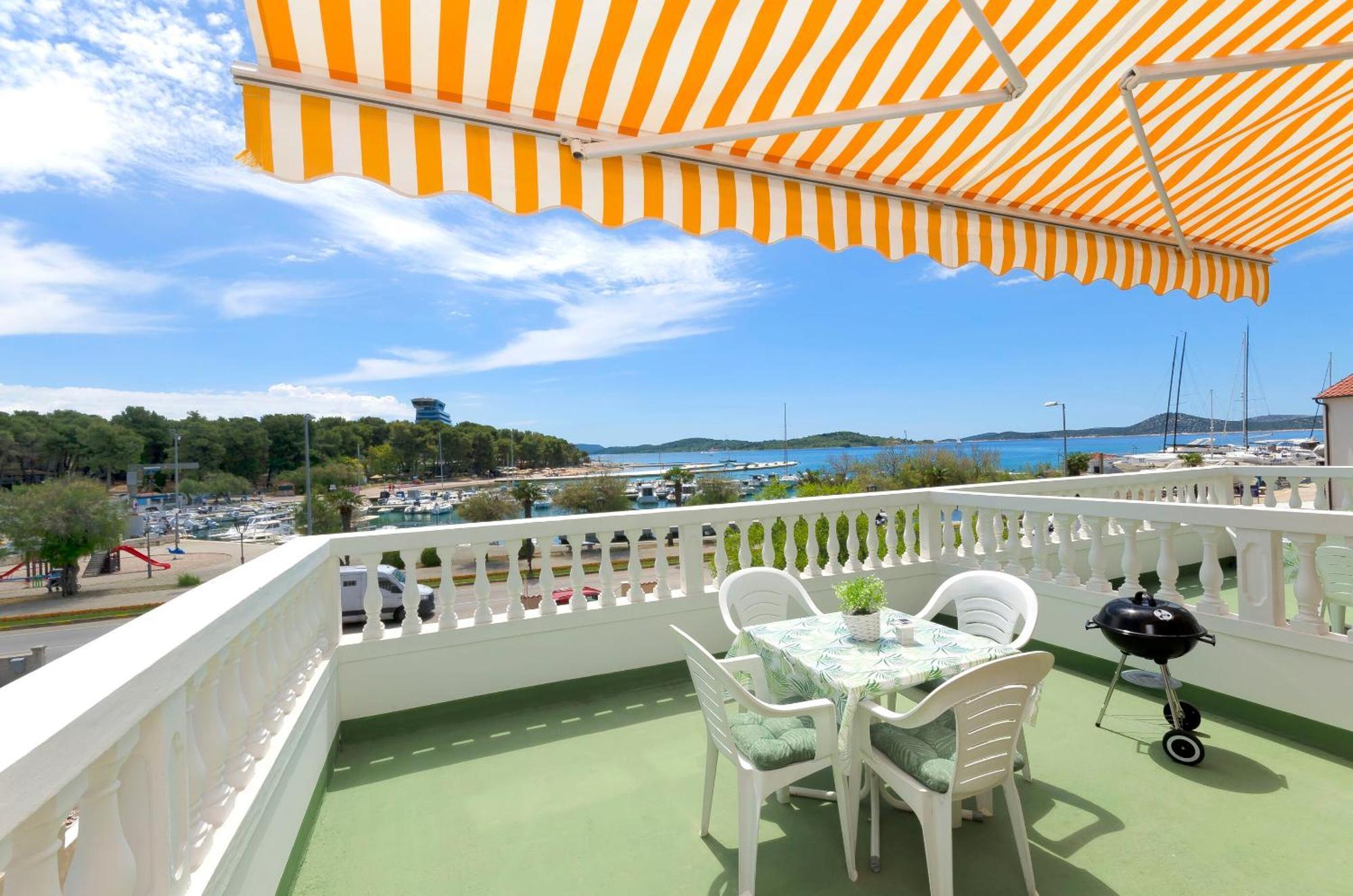 Apartment And Rooms Artina Vodice Esterno foto
