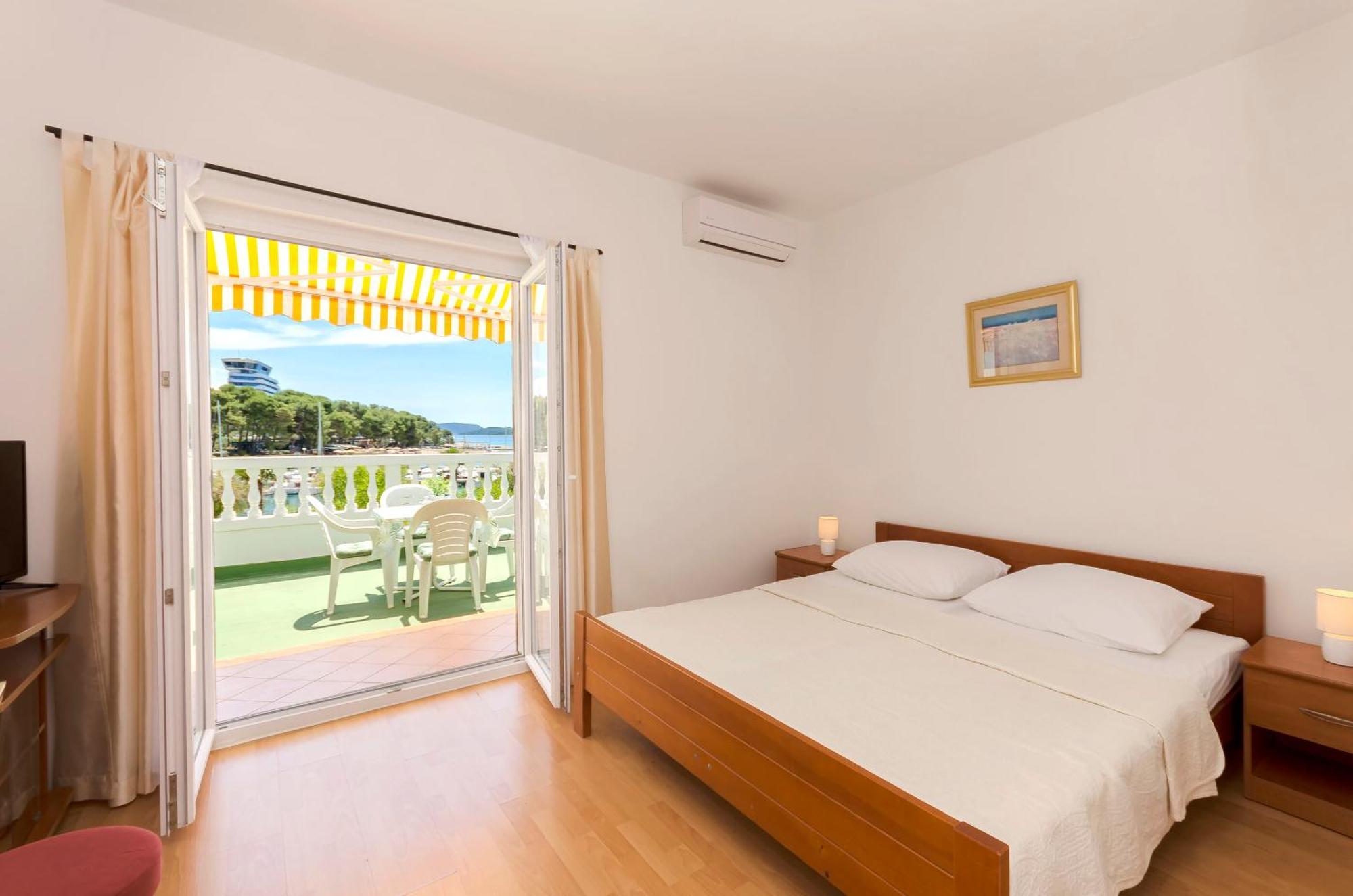 Apartment And Rooms Artina Vodice Esterno foto