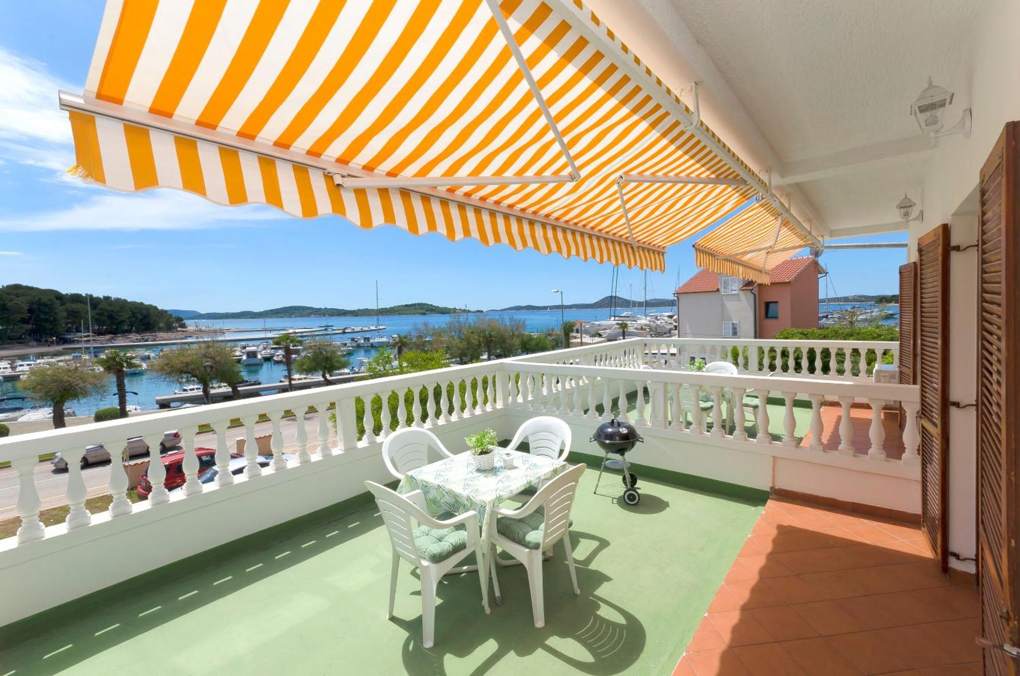 Apartment And Rooms Artina Vodice Esterno foto