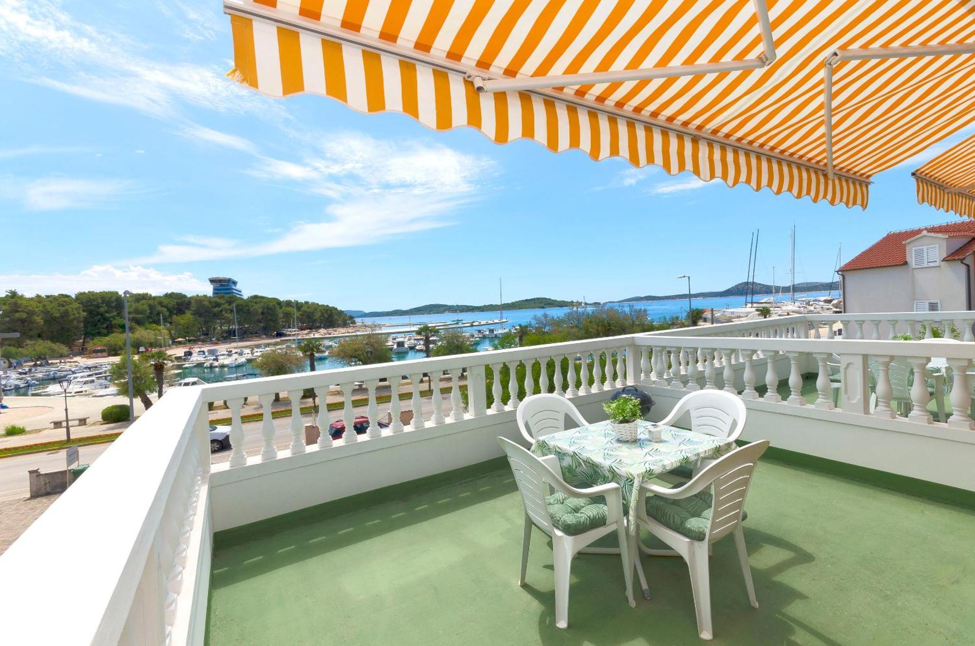 Apartment And Rooms Artina Vodice Esterno foto